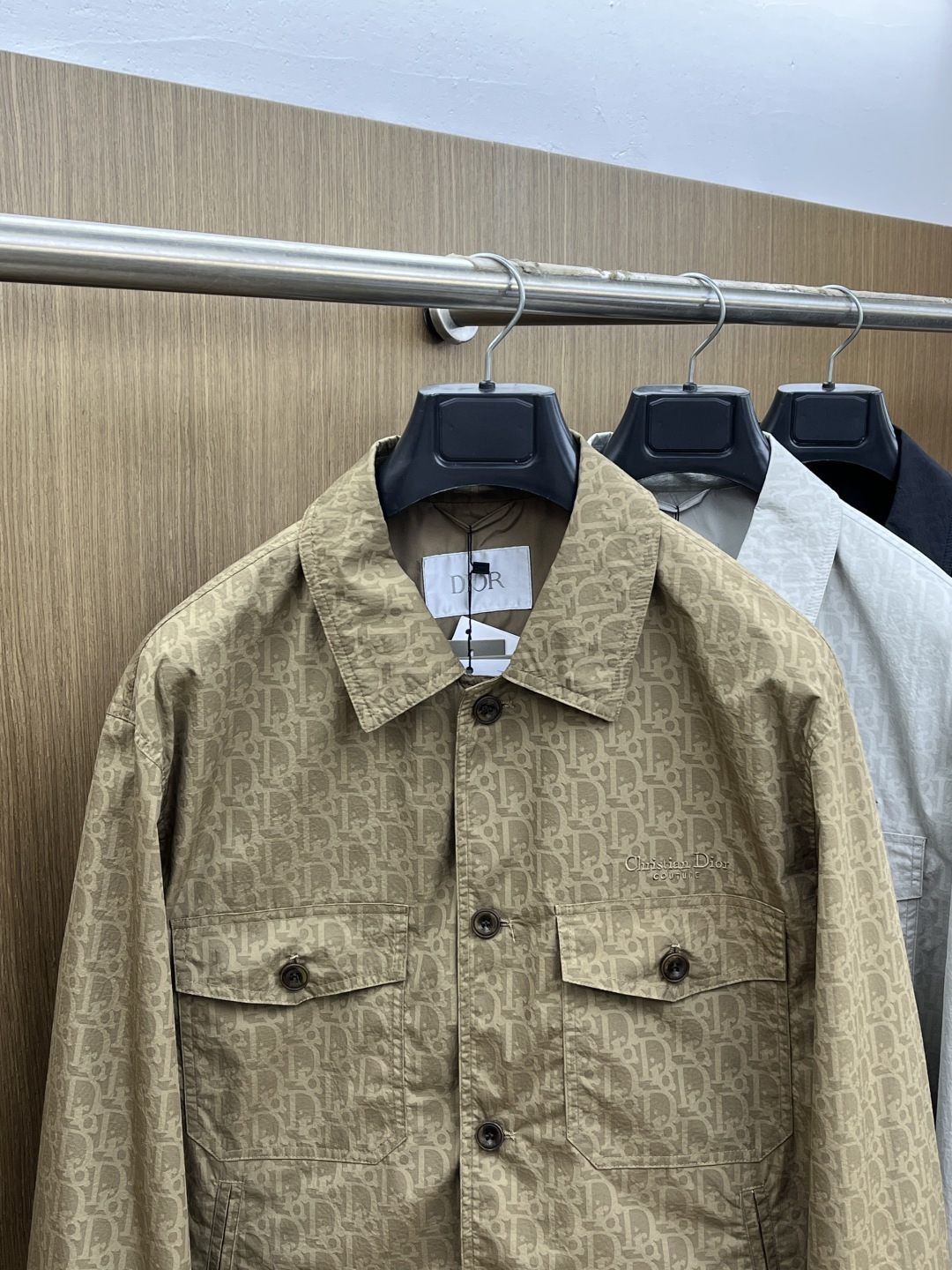 早春 CD 🔥🔥早春系列，最新时尚提花翻领夹克外套.处处细节显工艺足够的高级 结构性剪裁的设计改变来展现