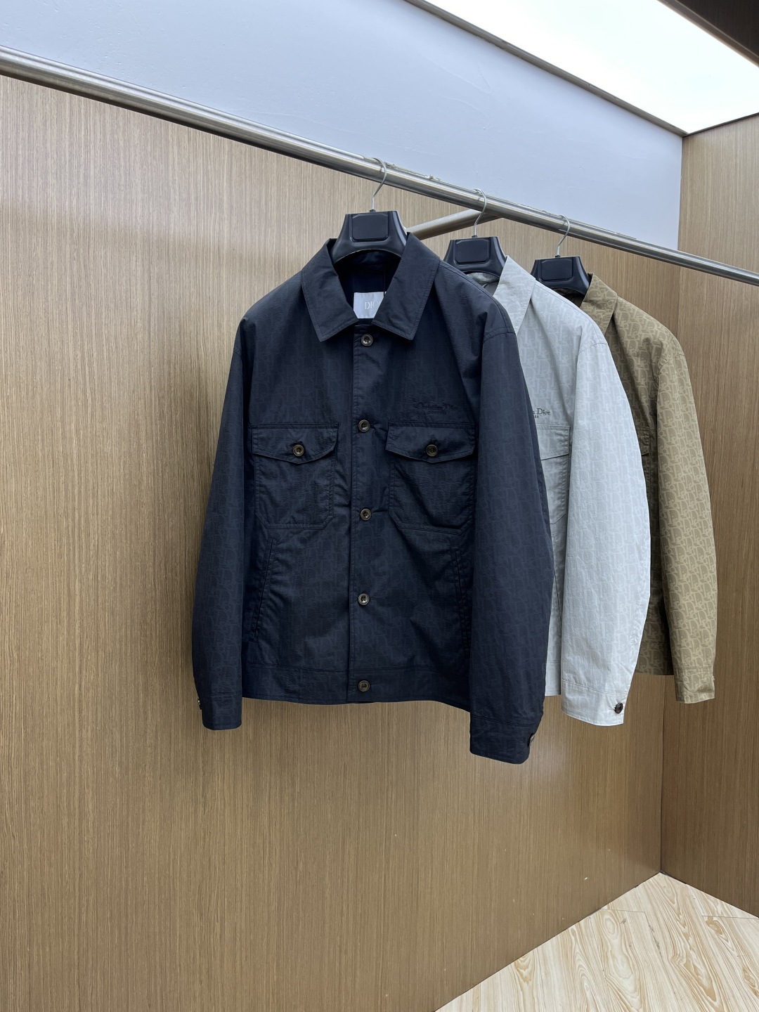 NO:735210,Early Spring CD 1956 Early Spring Series, the latest fashionable jacquard lapel jackets. Every detail shows craftsmanship, and the design changes of advanced structural tailoring are enough to show the diverse image changes of men. They are slim and neat, and tailored to meet the current popular multi-layered wear. Customized buckles are unique. Versatile style for life. Complete with three standards. Boutique shipment. Size M-3XL D11,,jackets & coats,jackets & coats,19860909早春 CD 1956早春系列,最新时尚提花翻领夹克外套.处处细节显工艺足够的高级结构性剪裁的设计改变来展现男士多样的形象变化,修身利落、剪裁合体,满足时下正流行的多层次穿搭,定制钉扣,独一无二.生活百搭款式 三标齐全 精品出货 尺码M-3XL D11,,jackets & coats,jackets & coats,,Men's clothing