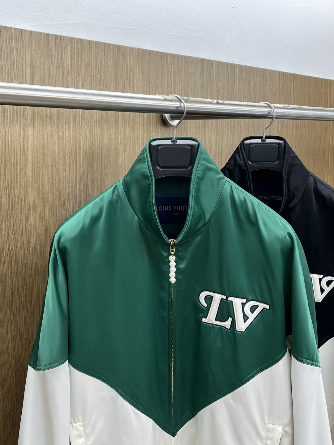 早春款 LV 🔥🔥早春休闲系列，最新时尚立领夹克外套.大胆前卫的撞色设计，处处细节显工艺足够的高级 结构