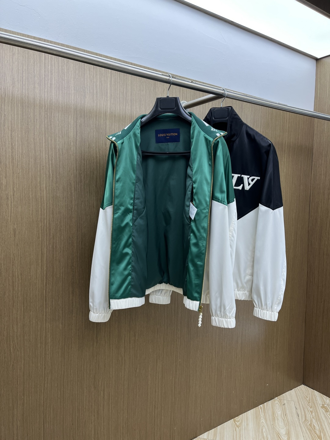 早春款 LV 🔥🔥早春休闲系列，最新时尚立领夹克外套.大胆前卫的撞色设计，处处细节显工艺足够的高级 结构