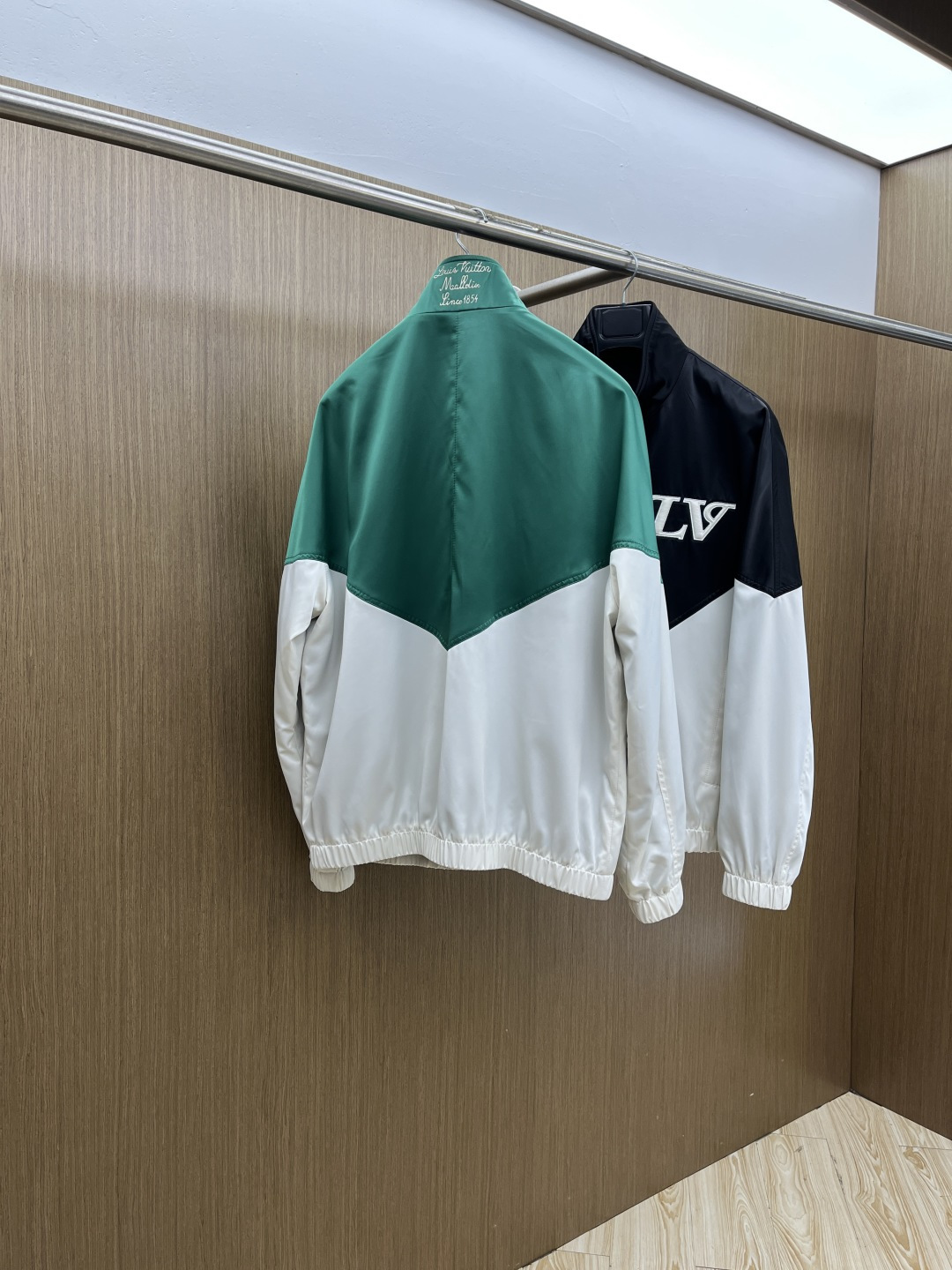 早春款 LV 🔥🔥早春休闲系列，最新时尚立领夹克外套.大胆前卫的撞色设计，处处细节显工艺足够的高级 结构