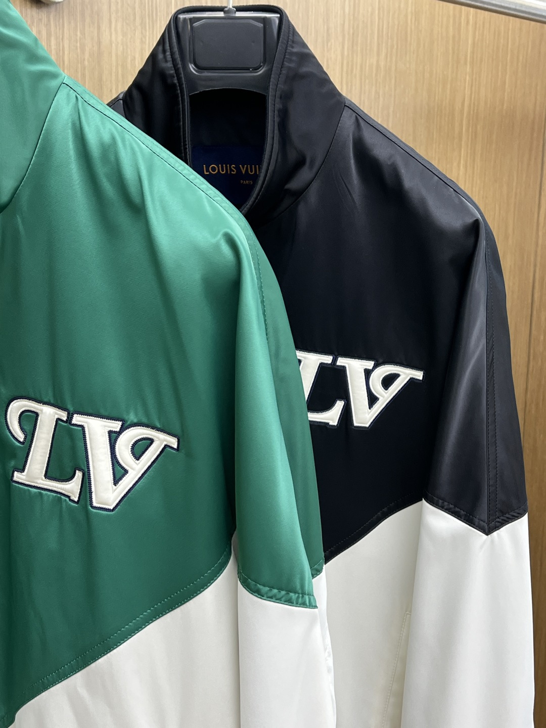 早春款 LV 🔥🔥早春休闲系列，最新时尚立领夹克外套.大胆前卫的撞色设计，处处细节显工艺足够的高级 结构
