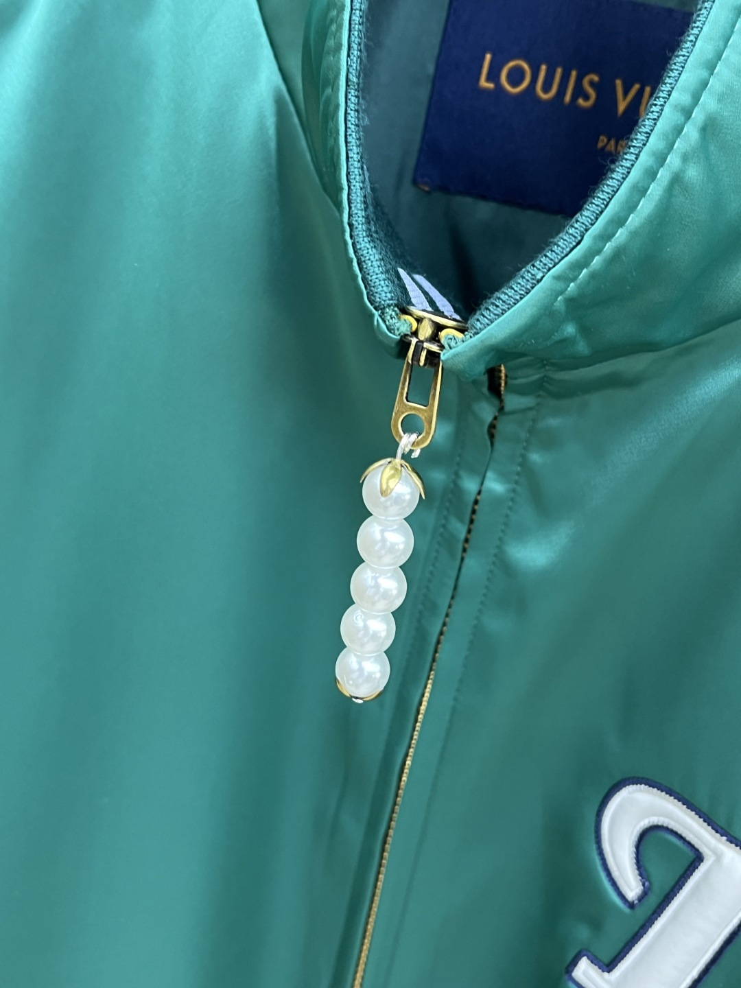 早春款 LV 🔥🔥早春休闲系列，最新时尚立领夹克外套.大胆前卫的撞色设计，处处细节显工艺足够的高级 结构