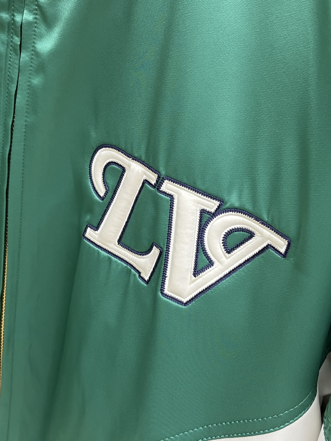 早春款 LV 🔥🔥早春休闲系列，最新时尚立领夹克外套.大胆前卫的撞色设计，处处细节显工艺足够的高级 结构