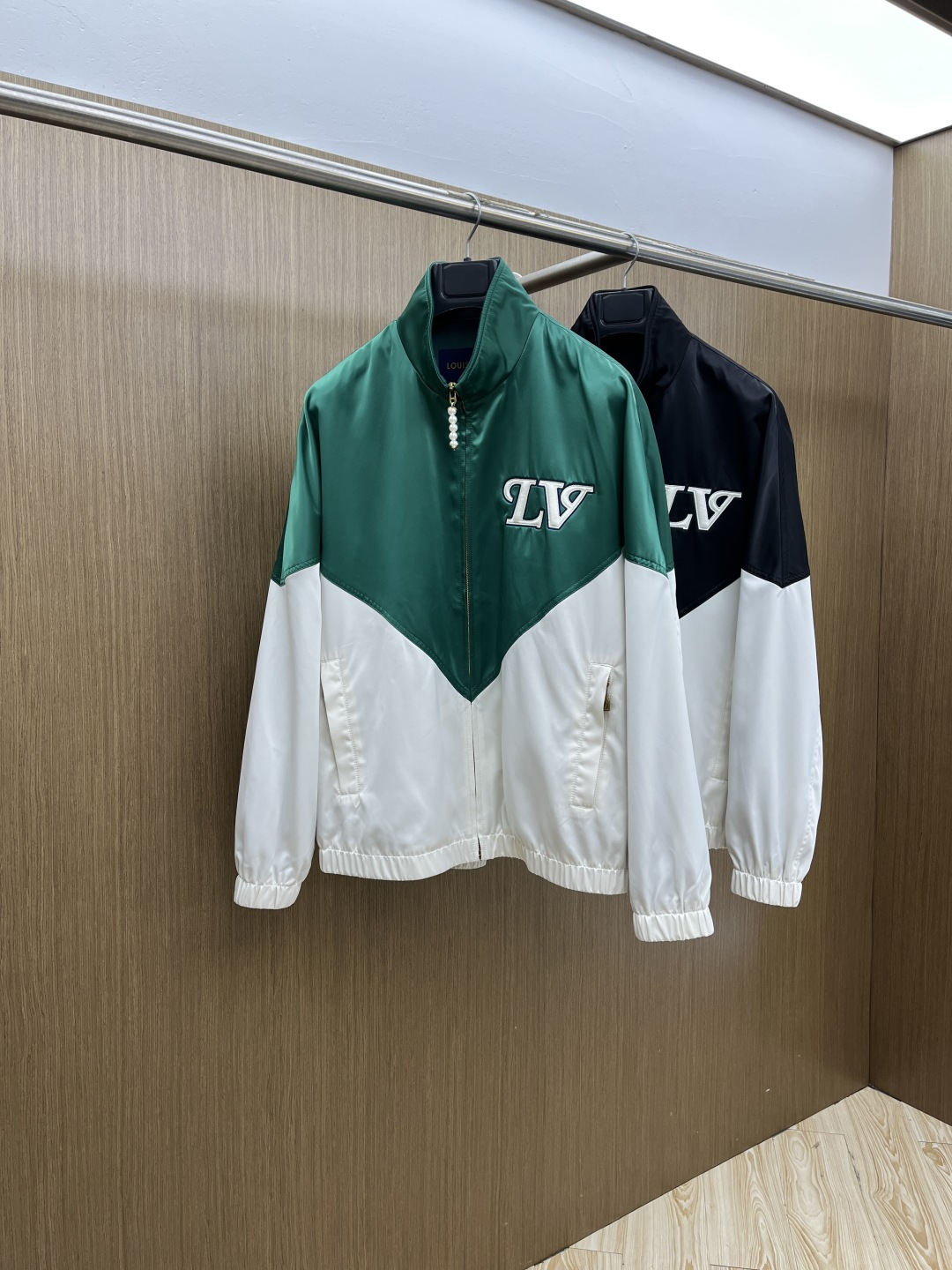 早春款 LV 🔥🔥早春休闲系列，最新时尚立领夹克外套.大胆前卫的撞色设计，处处细节显工艺足够的高级 结构