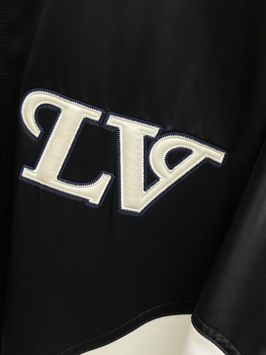 早春款 LV 🔥🔥早春休闲系列，最新时尚立领夹克外套.大胆前卫的撞色设计，处处细节显工艺足够的高级 结构