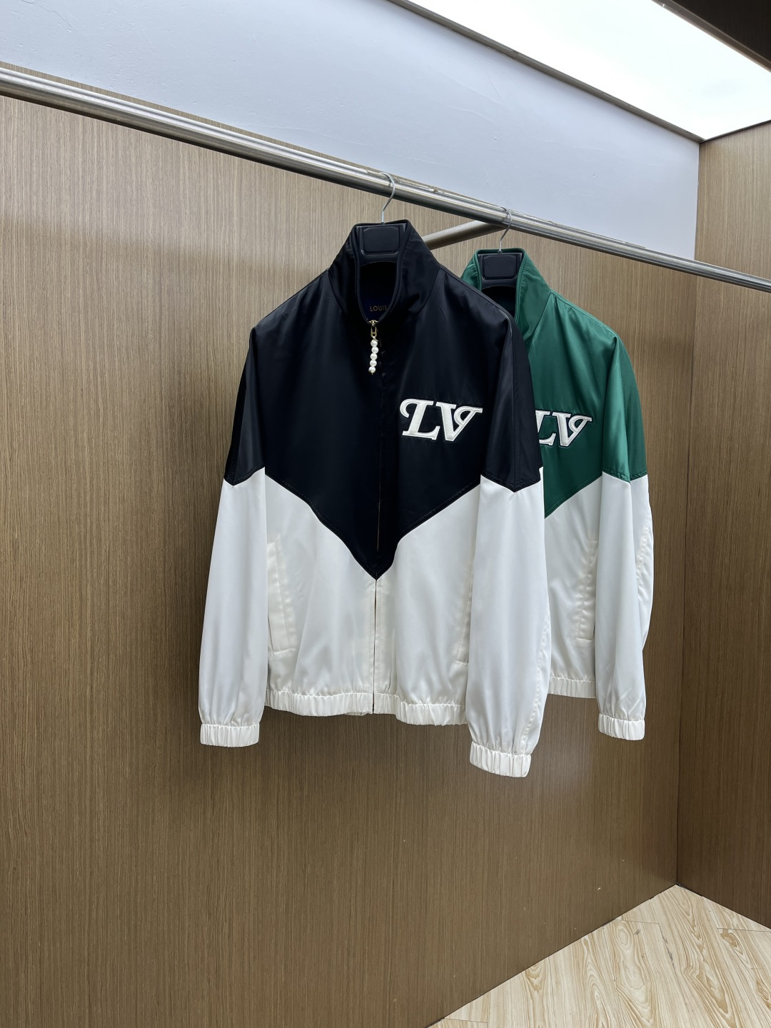 NO:735214,Early spring LV 1956 early spring casual series, the latest fashionable stand-up collar jacket. Bold and avant-garde contrasting color design, every detail shows craftsmanship. Sufficient advanced structural tailoring design changes to show men's diverse image changes, slim and neat, tailoring to meet the current popular multi-layered wear, custom studded buttons, unique. Versatile style for life. Complete with three standards. Boutique shipments. Sizes M-3XL D11, louis vuitton, jackets &  coats,jackets & coats,19860909早春款 LV 1956早春休闲系列,最新时尚立领夹克外套.大胆前卫的撞色设计,处处细节显工艺足够的高级结构性剪裁的设计改变来展现男士多样的形象变化,修身利落、剪裁合体,满足时下正流行的多层次穿搭,定制钉扣,独一无二.生活百搭款式 三标齐全 精品出货 尺码M-3XL  D11,,louis vuitton,jackets & coats,jackets & coats,,Men's clothing