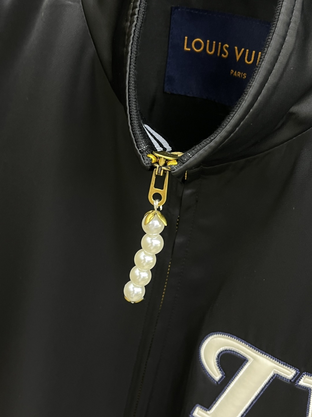 早春款 LV 🔥🔥早春休闲系列，最新时尚立领夹克外套.大胆前卫的撞色设计，处处细节显工艺足够的高级 结构