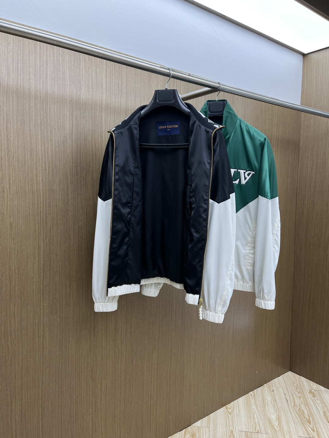 早春款 LV 🔥🔥早春休闲系列，最新时尚立领夹克外套.大胆前卫的撞色设计，处处细节显工艺足够的高级 结构