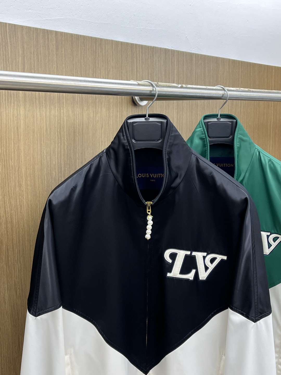 早春款 LV 🔥🔥早春休闲系列，最新时尚立领夹克外套.大胆前卫的撞色设计，处处细节显工艺足够的高级 结构