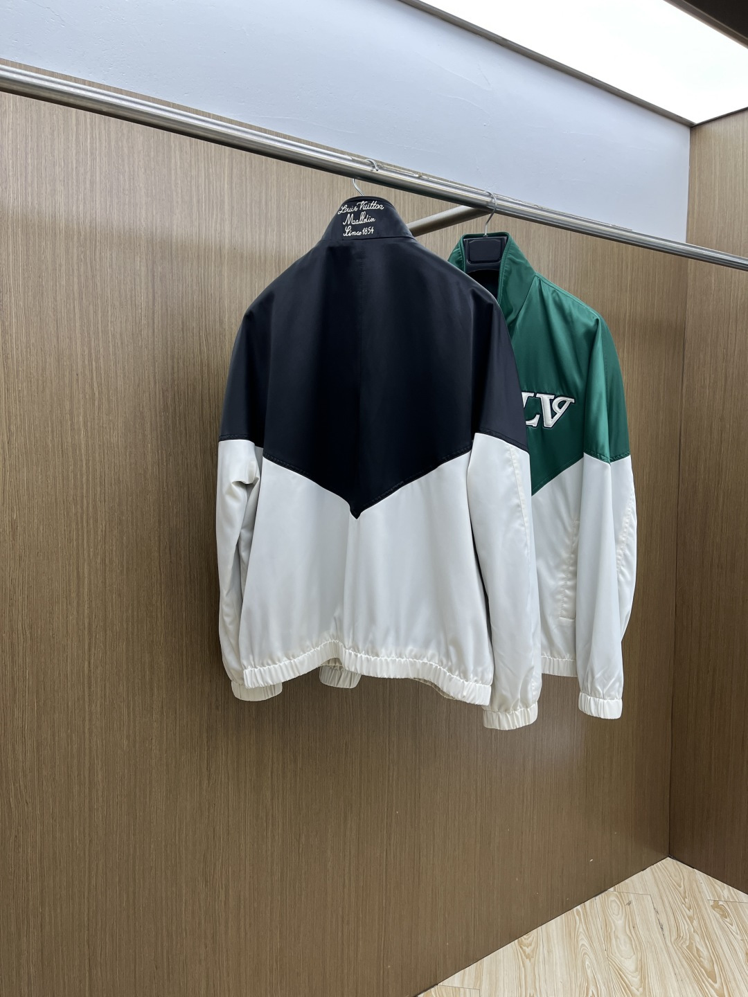 早春款 LV 🔥🔥早春休闲系列，最新时尚立领夹克外套.大胆前卫的撞色设计，处处细节显工艺足够的高级 结构