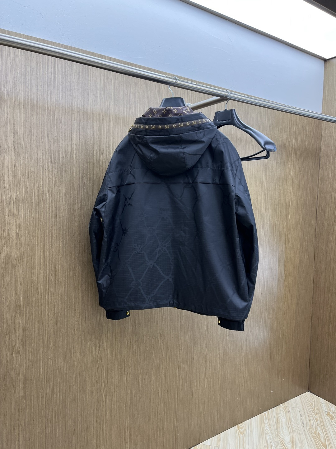 早春款 LV 🔥🔥早春休闲系列，最新时尚连帽夹克外套.提花棉料，老花元素交叉提升整体的调性，处处细节显工