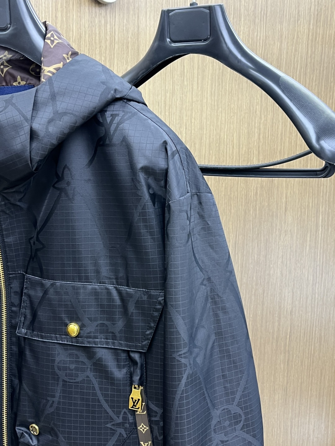 早春款 LV 🔥🔥早春休闲系列，最新时尚连帽夹克外套.提花棉料，老花元素交叉提升整体的调性，处处细节显工