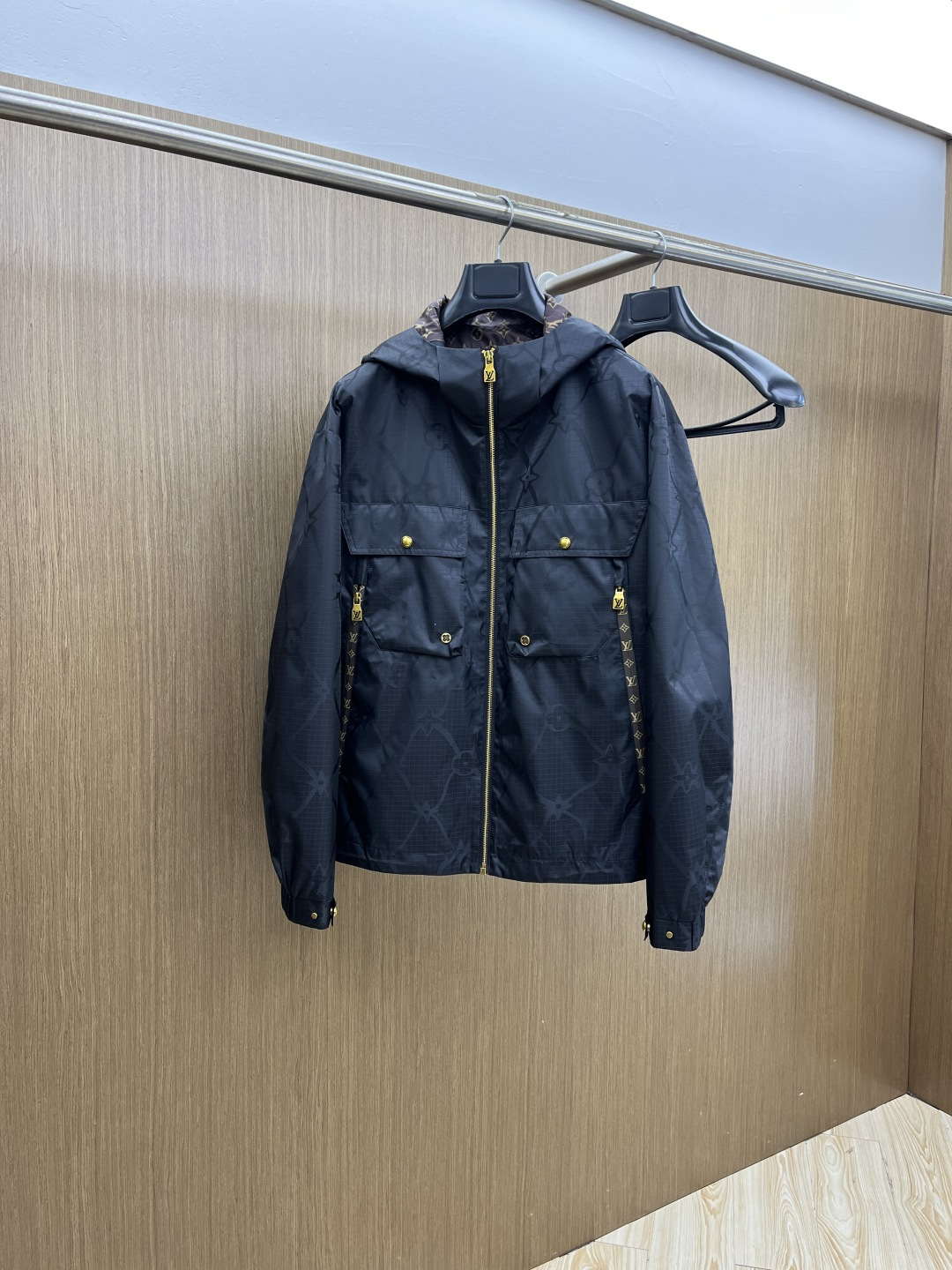 NO:735221,Early spring LV 1956 early spring casual series, the latest fashionable hooded jacket. Jacquard cotton material, presbyopic elements are intertwined to enhance the overall tone, and every detail shows craftsmanship. Sufficient advanced structural tailoring design changes to show men's diverse image changes, slim and neat, tailored to meet the current popular multi-layered wear, customized horn buttons, unique. Versatile style for life, complete with three standards, high-quality shipments, size M-3XL D11, Louis  vuitton,jackets & coats,jackets & coats,hats,19860909早春款 LV 1956早春休闲系列,最新时尚连帽夹克外套.提花棉料,老花元素交叉提升整体的调性,处处细节显工艺足够的高级结构性剪裁的设计改变来展现男士多样的形象变化,修身利落、剪裁合体,满足时下正流行的多层次穿搭,定制牛角纽扣,独一无二.生活百搭款式 三标齐全 精品出货 尺码M-3XL  D11,,louis vuitton,jackets & coats,jackets & coats,hats,,Men's clothing