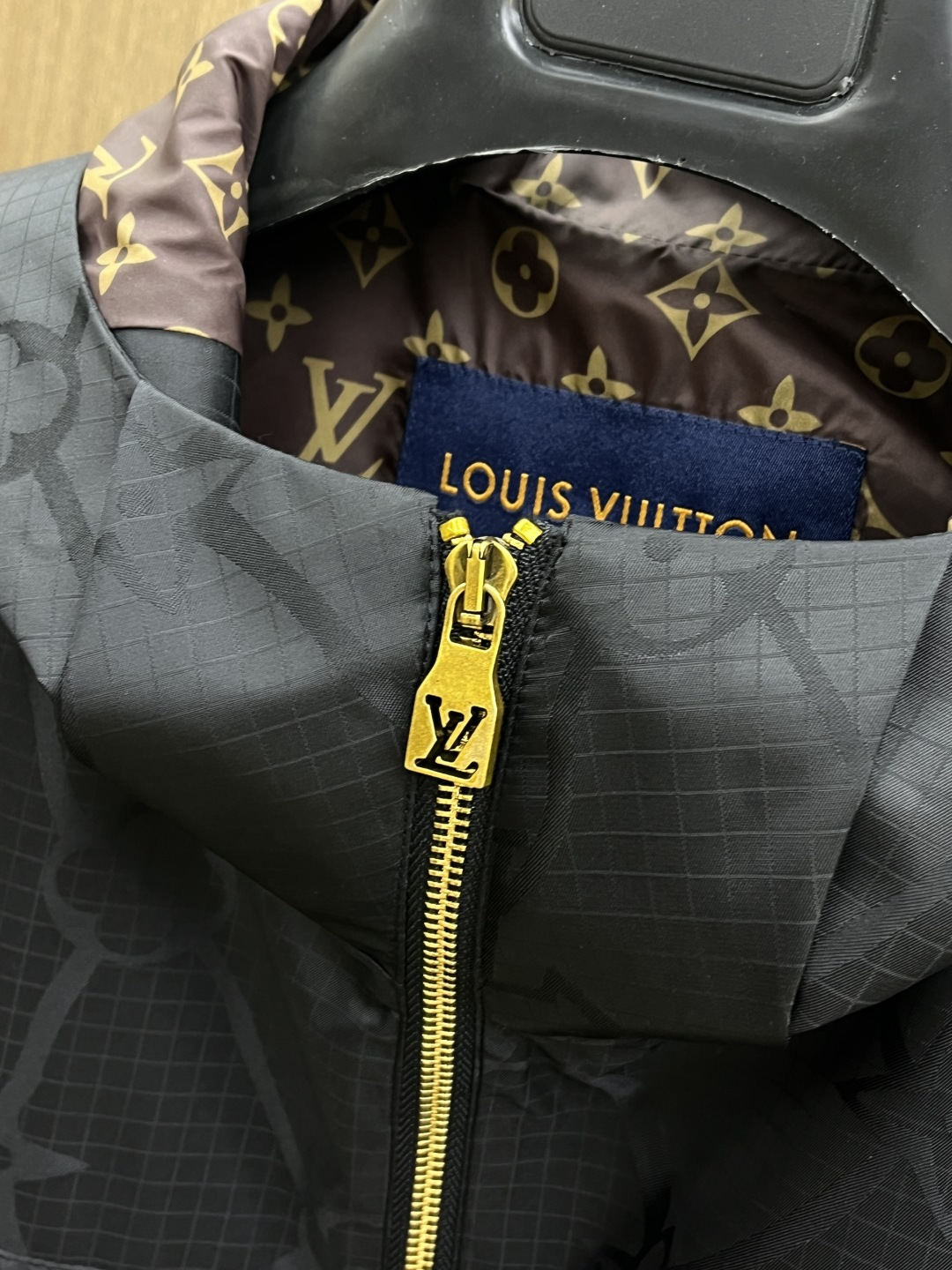 早春款 LV 🔥🔥早春休闲系列，最新时尚连帽夹克外套.提花棉料，老花元素交叉提升整体的调性，处处细节显工