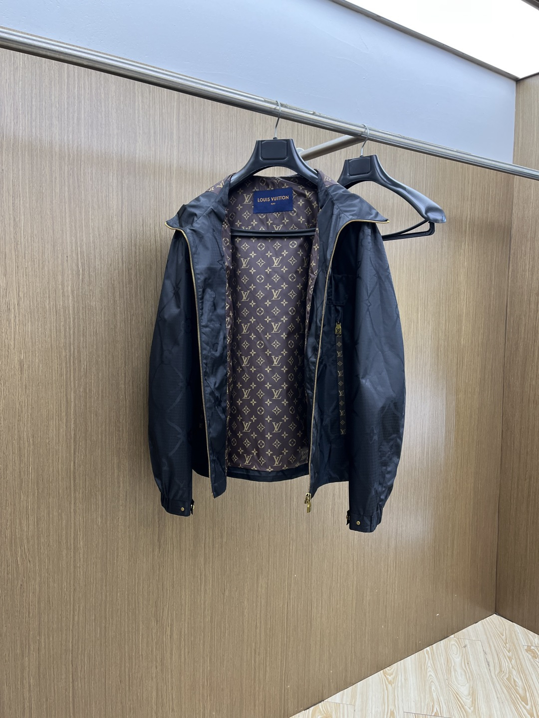 早春款 LV 🔥🔥早春休闲系列，最新时尚连帽夹克外套.提花棉料，老花元素交叉提升整体的调性，处处细节显工