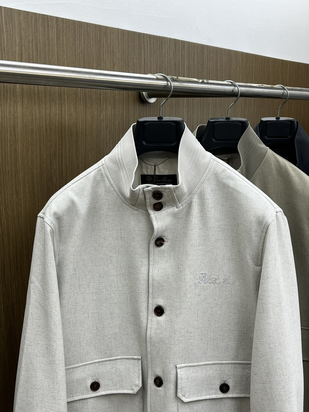 早春款 Loro Piana 🔥🔥早春轻奢老钱风系列，最新时尚排扣立领夹克外套.简约不单一，处处细节显工