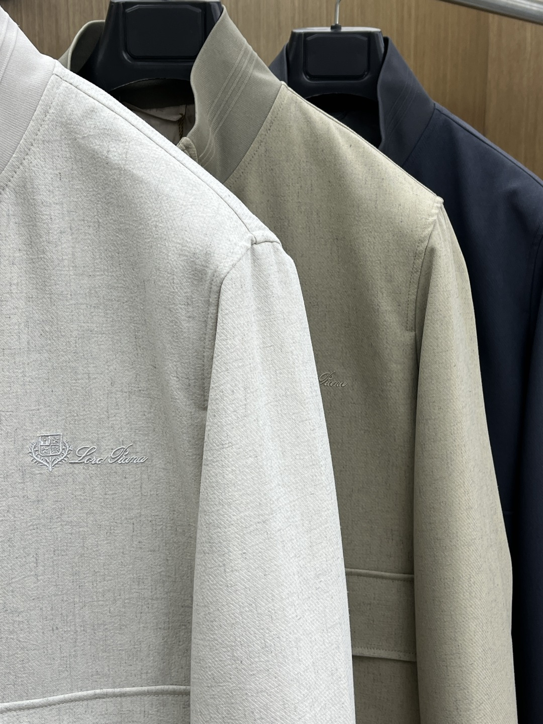 早春款 Loro Piana 🔥🔥早春轻奢老钱风系列，最新时尚排扣立领夹克外套.简约不单一，处处细节显工