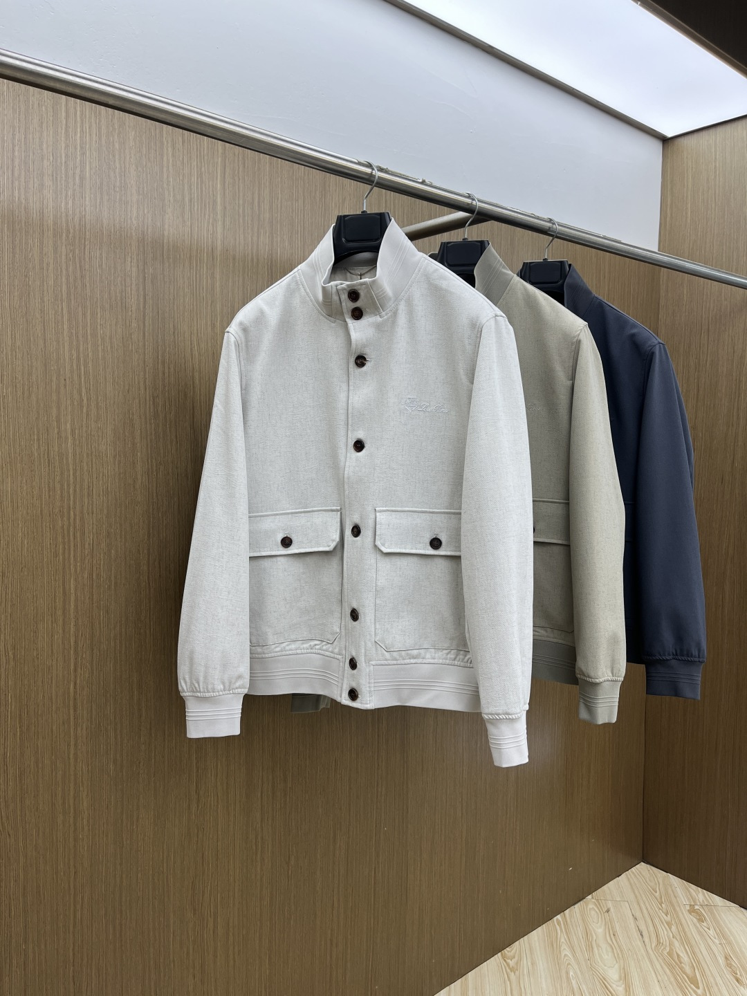 NO:735226,Early spring model Lp 1956 early spring light luxury old money style series, the latest fashionable buttoned stand-up collar jacket. Simple but not single, every detail shows craftsmanship. Sufficient advanced structural tailoring design changes to show men's diverse image changes, slim and neat, tailored to meet the current popular multi-layered wear, custom studded buttons, unique. Lifestyle versatile style three standards complete, boutique shipments size M-3XL D11, loro piana, jackets &  coats,jackets & coats,19860909早春款 Lp 1956早春轻奢老钱风系列,最新时尚排扣立领夹克外套.简约不单一,处处细节显工艺足够的高级结构性剪裁的设计改变来展现男士多样的形象变化,修身利落、剪裁合体,满足时下正流行的多层次穿搭,定制钉扣,独一无二.生活百搭款式 三标齐全 精品出货 尺码M-3XL  D11,,loro piana,jackets & coats,jackets & coats,,Men's clothing