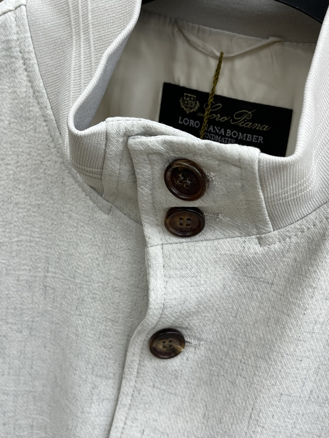 早春款 Loro Piana 🔥🔥早春轻奢老钱风系列，最新时尚排扣立领夹克外套.简约不单一，处处细节显工