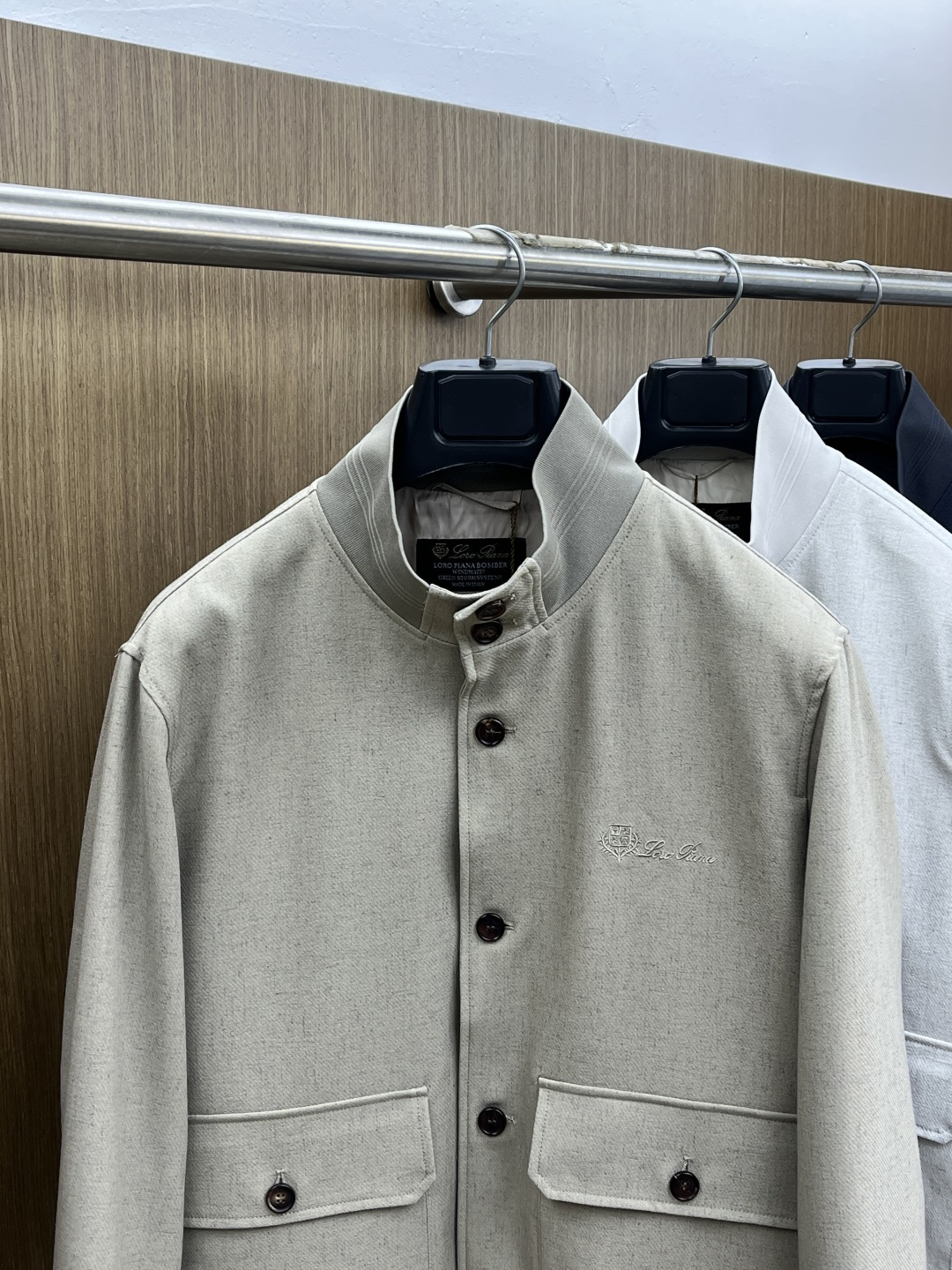 早春款 Loro Piana 🔥🔥早春轻奢老钱风系列，最新时尚排扣立领夹克外套.简约不单一，处处细节显工