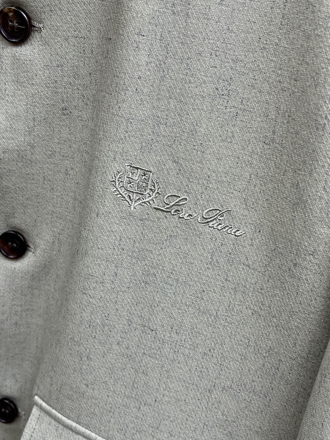 早春款 Loro Piana 🔥🔥早春轻奢老钱风系列，最新时尚排扣立领夹克外套.简约不单一，处处细节显工