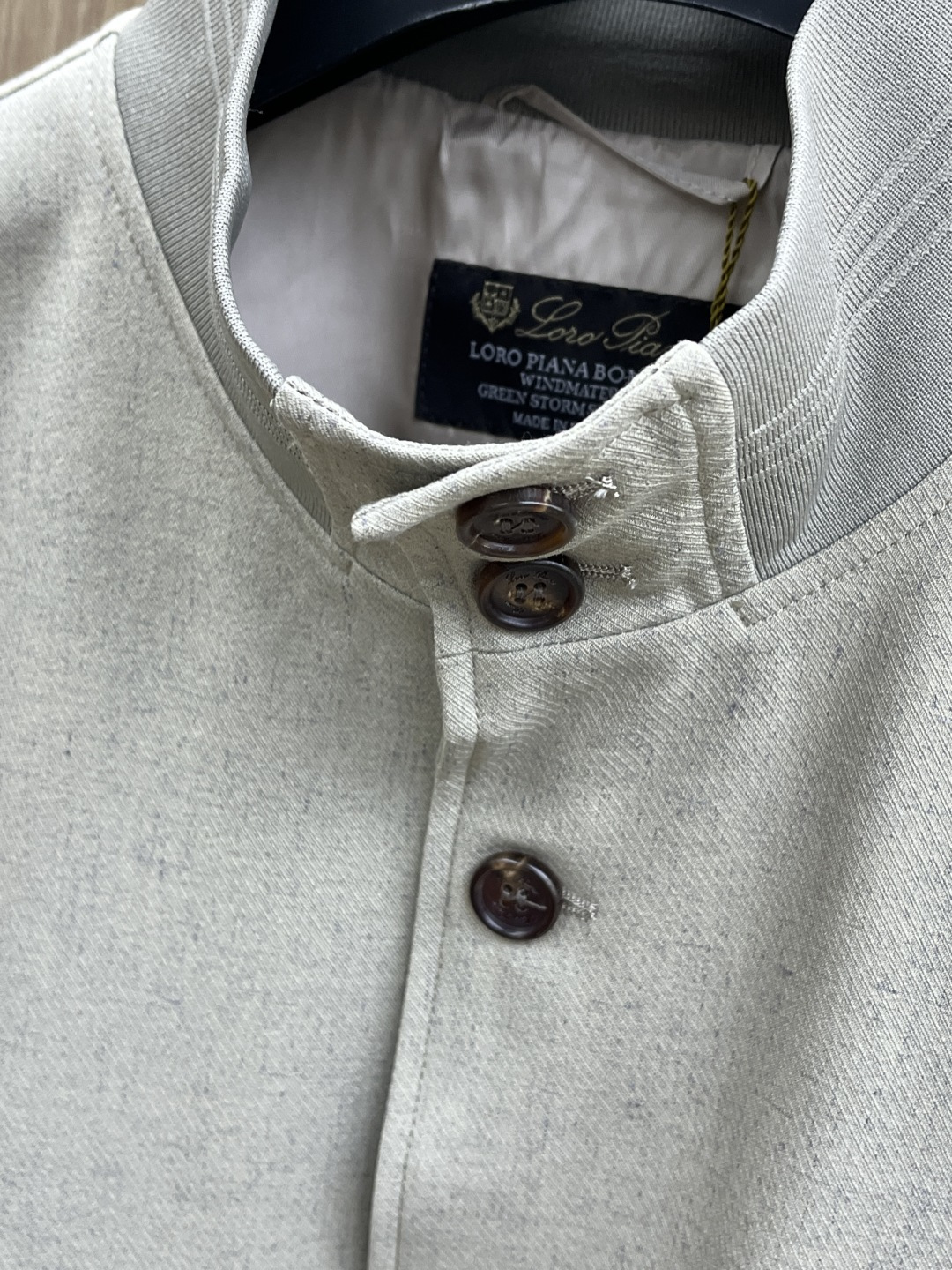 早春款 Loro Piana 🔥🔥早春轻奢老钱风系列，最新时尚排扣立领夹克外套.简约不单一，处处细节显工