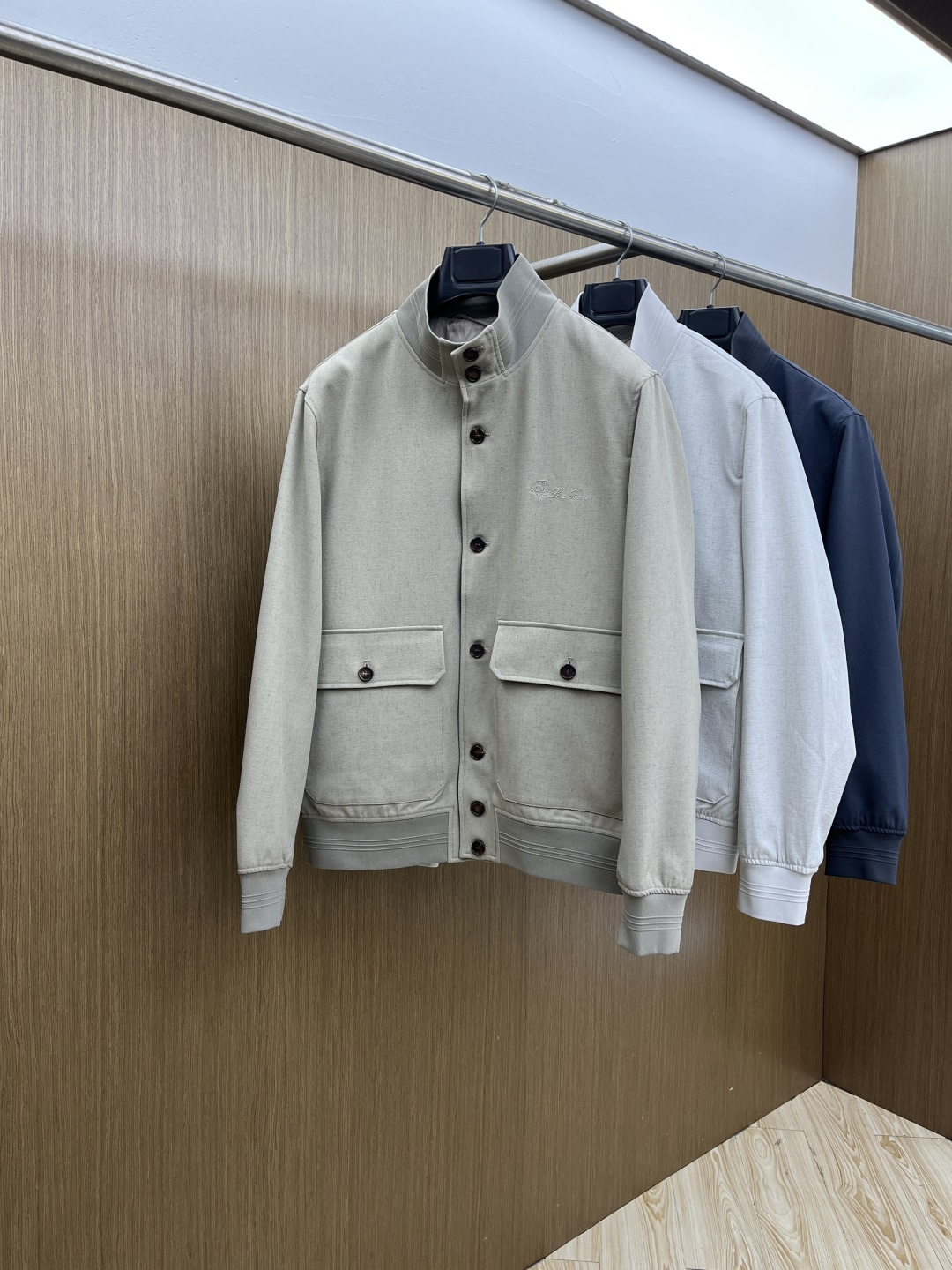 NO:735231,Early spring model Lp 1956 early spring light luxury old money style series, the latest fashionable buttoned stand-up collar jacket. Simple but not single, every detail shows craftsmanship. Sufficient advanced structural tailoring design changes to show men's diverse image changes, slim and neat, tailored to meet the current popular multi-layered wear, custom studded buttons, unique. Lifestyle versatile style three standards complete, boutique shipments size M-3XL D11, loro piana, jackets &  coats,jackets & coats,19860909早春款 Lp 1956早春轻奢老钱风系列,最新时尚排扣立领夹克外套.简约不单一,处处细节显工艺足够的高级结构性剪裁的设计改变来展现男士多样的形象变化,修身利落、剪裁合体,满足时下正流行的多层次穿搭,定制钉扣,独一无二.生活百搭款式 三标齐全 精品出货 尺码M-3XL  D11,,loro piana,jackets & coats,jackets & coats,,Men's clothing