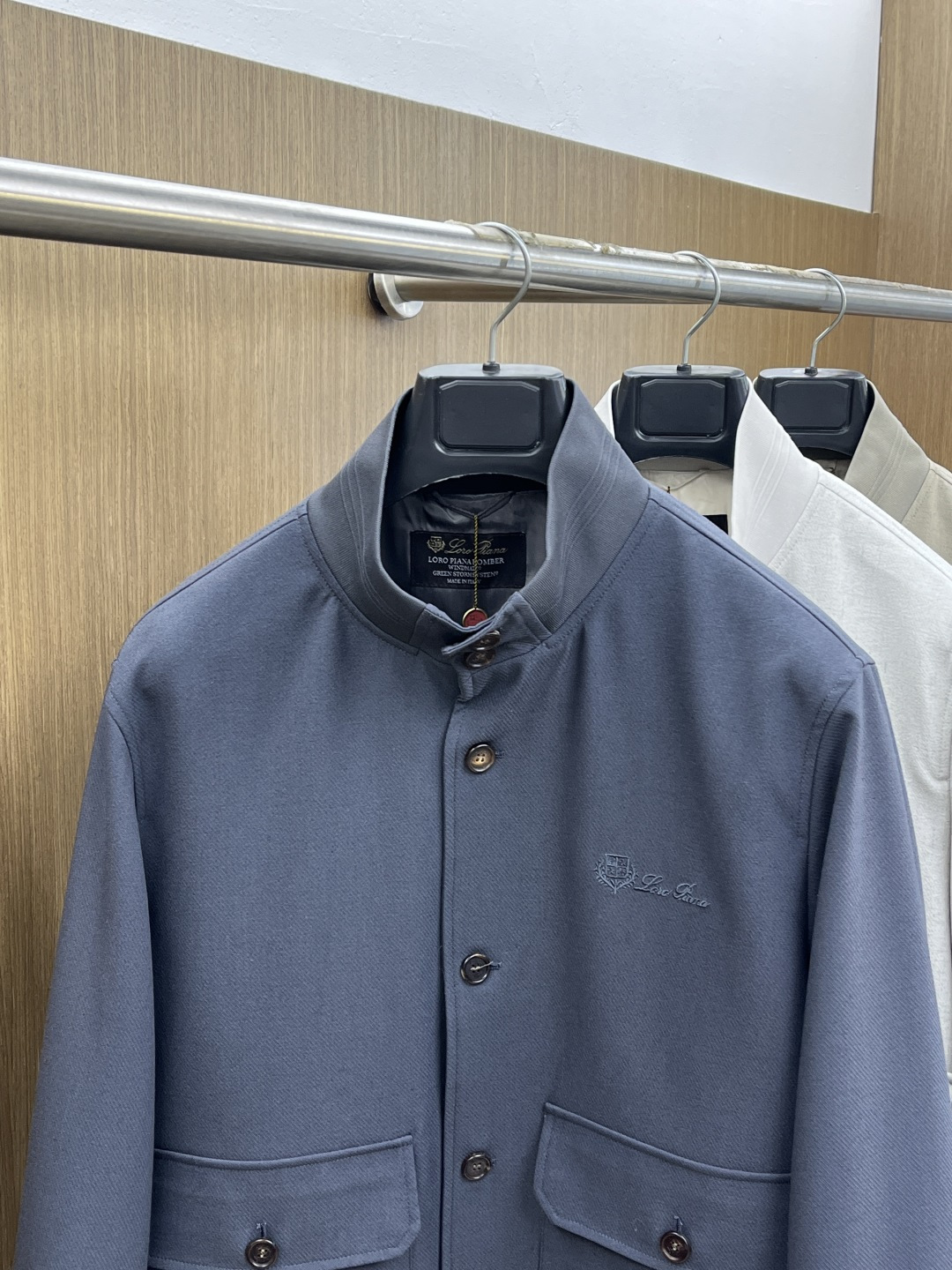 早春款 Loro Piana 🔥🔥早春轻奢老钱风系列，最新时尚排扣立领夹克外套.简约不单一，处处细节显工