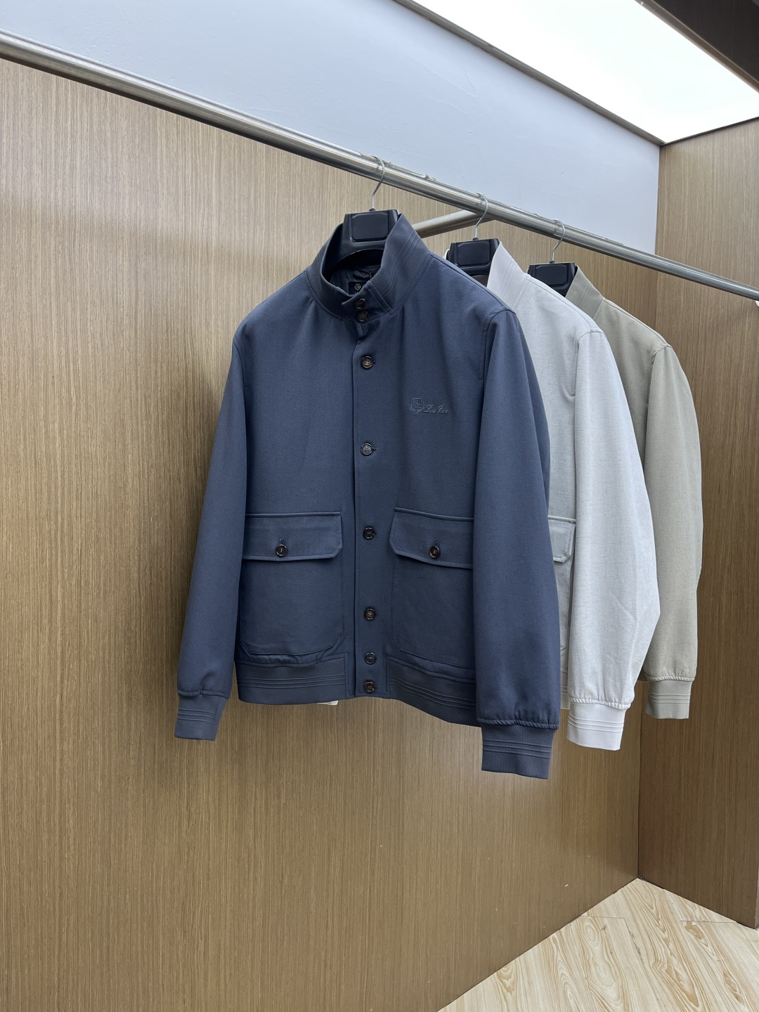 NO:735235,Early spring model Lp 1956 early spring light luxury old money style series, the latest fashionable buttoned stand-up collar jacket. Simple but not single, every detail shows craftsmanship. Sufficient advanced structural tailoring design changes to show men's diverse image changes, slim and neat, tailored to meet the current popular multi-layered wear, custom studded buttons, unique. Lifestyle versatile style three standards complete, boutique shipments size M-3XL D11, loro piana, jackets &  coats,jackets & coats,19860909早春款 Lp 1956早春轻奢老钱风系列,最新时尚排扣立领夹克外套.简约不单一,处处细节显工艺足够的高级结构性剪裁的设计改变来展现男士多样的形象变化,修身利落、剪裁合体,满足时下正流行的多层次穿搭,定制钉扣,独一无二.生活百搭款式 三标齐全 精品出货 尺码M-3XL  D11,,loro piana,jackets & coats,jackets & coats,,Men's clothing