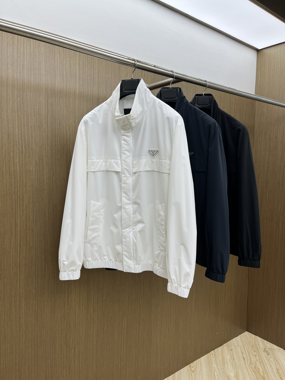 早春款 PD 🔥🔥早春休闲系列，最新时尚立领夹克外套.经典三角标志，处处细节显工艺足够的高级 结构性剪裁