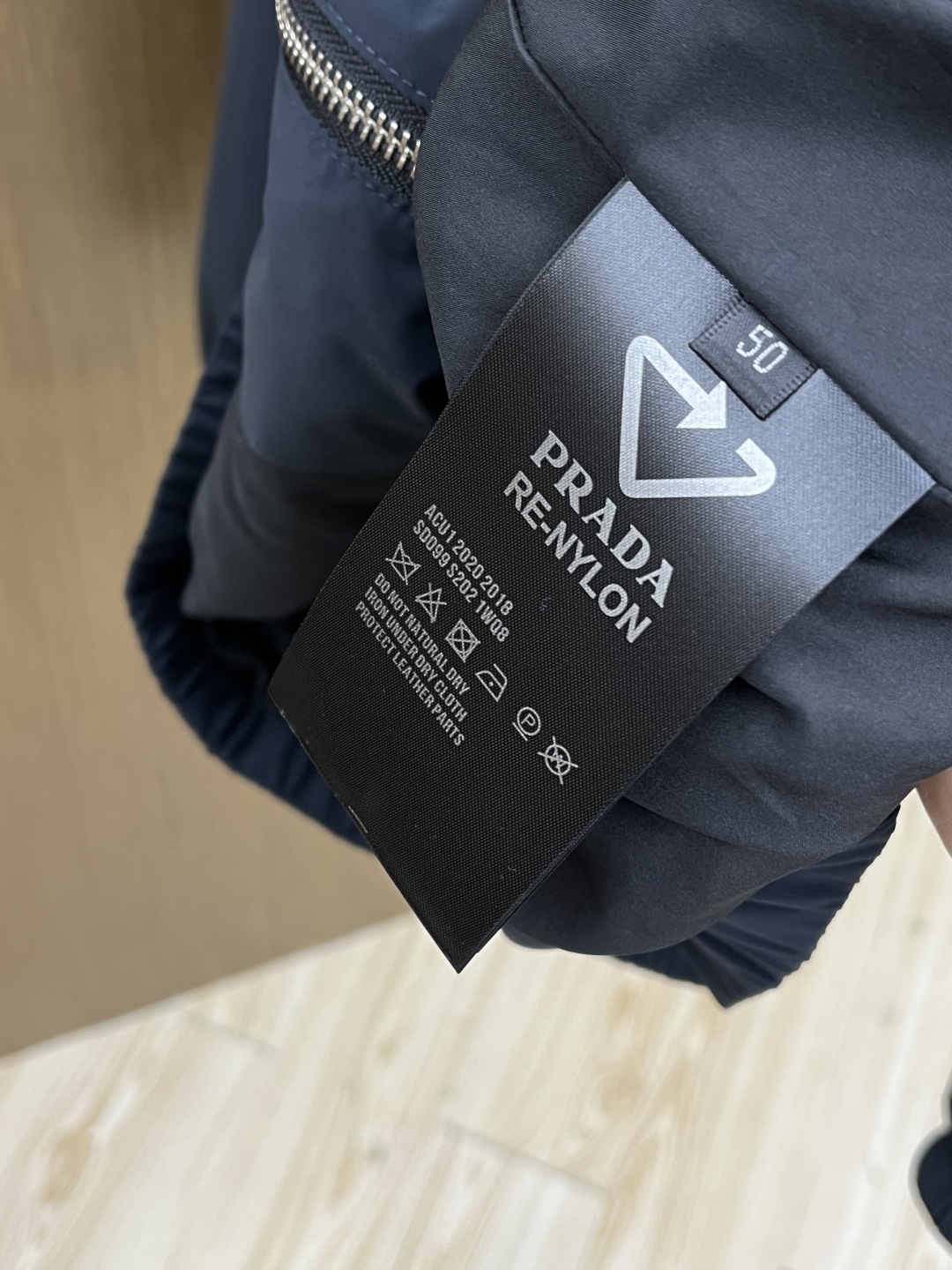 早春款 PD 🔥🔥早春休闲系列，最新时尚立领夹克外套.经典三角标志，处处细节显工艺足够的高级 结构性剪裁