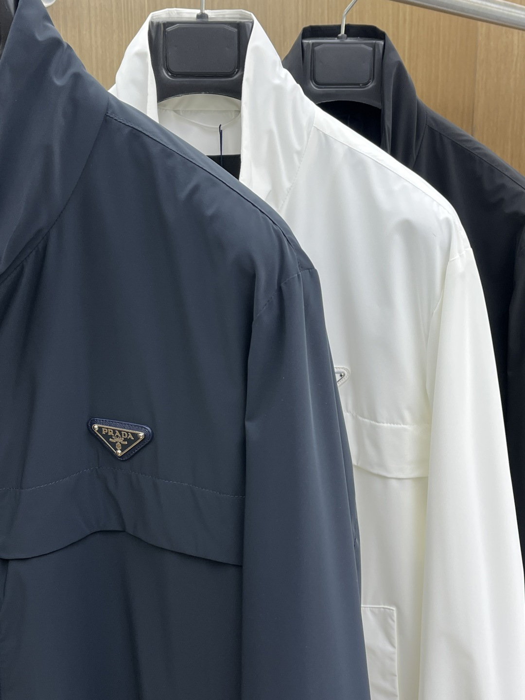 早春款 PD 🔥🔥早春休闲系列，最新时尚立领夹克外套.经典三角标志，处处细节显工艺足够的高级 结构性剪裁