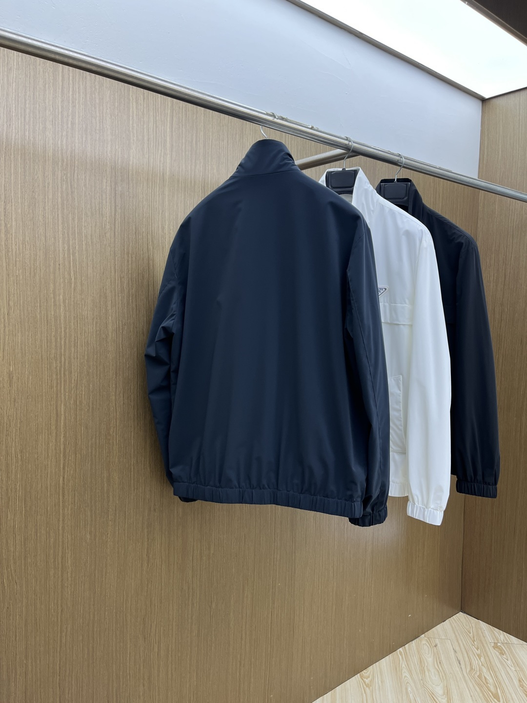早春款 PD 🔥🔥早春休闲系列，最新时尚立领夹克外套.经典三角标志，处处细节显工艺足够的高级 结构性剪裁