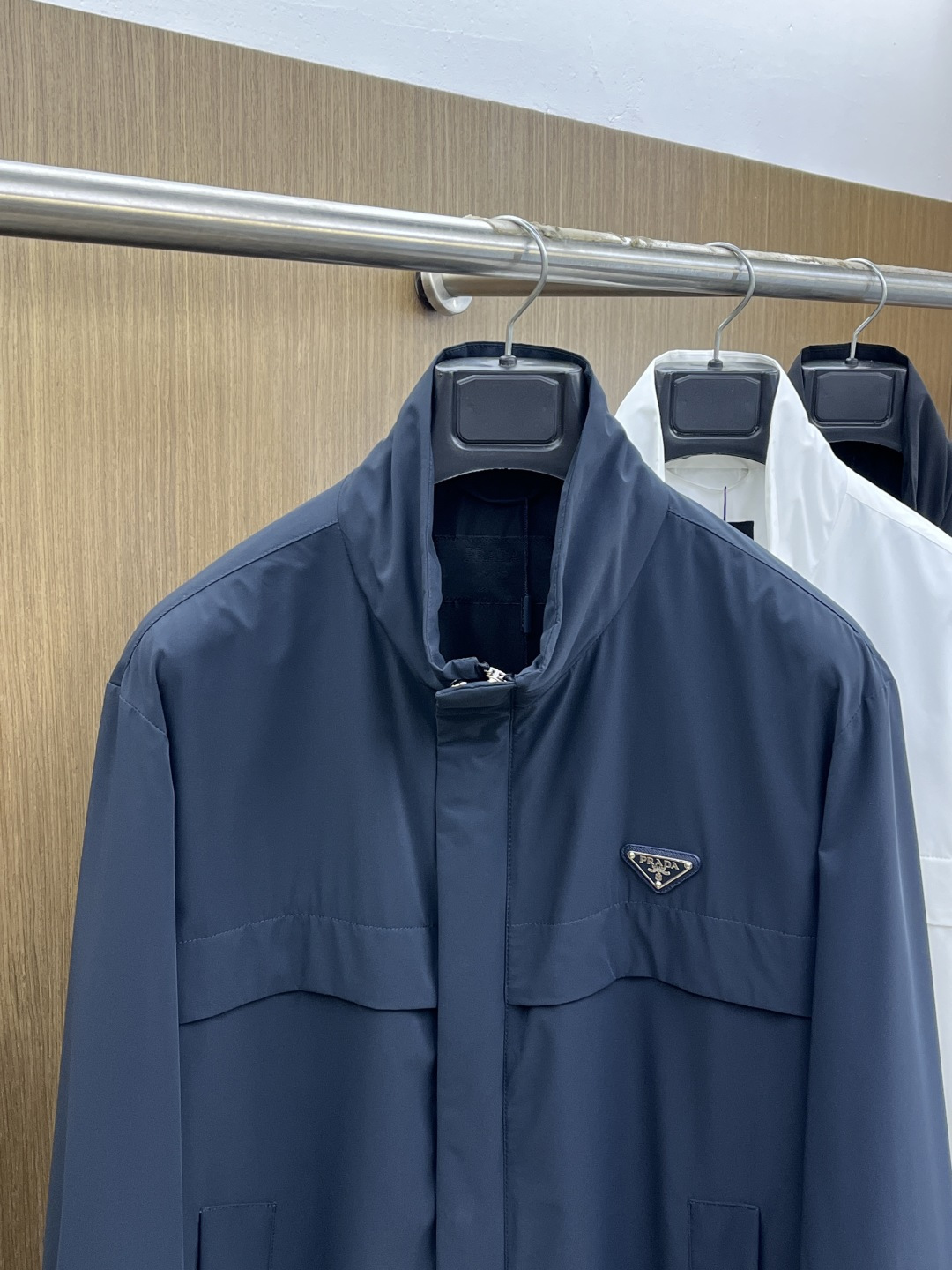 早春款 PD 🔥🔥早春休闲系列，最新时尚立领夹克外套.经典三角标志，处处细节显工艺足够的高级 结构性剪裁