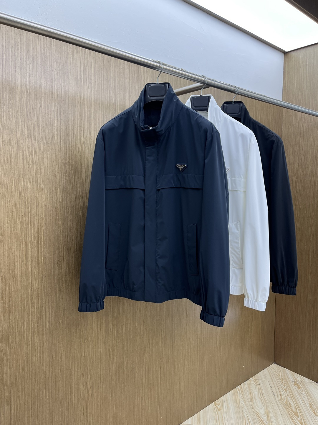 早春款 PD 🔥🔥早春休闲系列，最新时尚立领夹克外套.经典三角标志，处处细节显工艺足够的高级 结构性剪裁