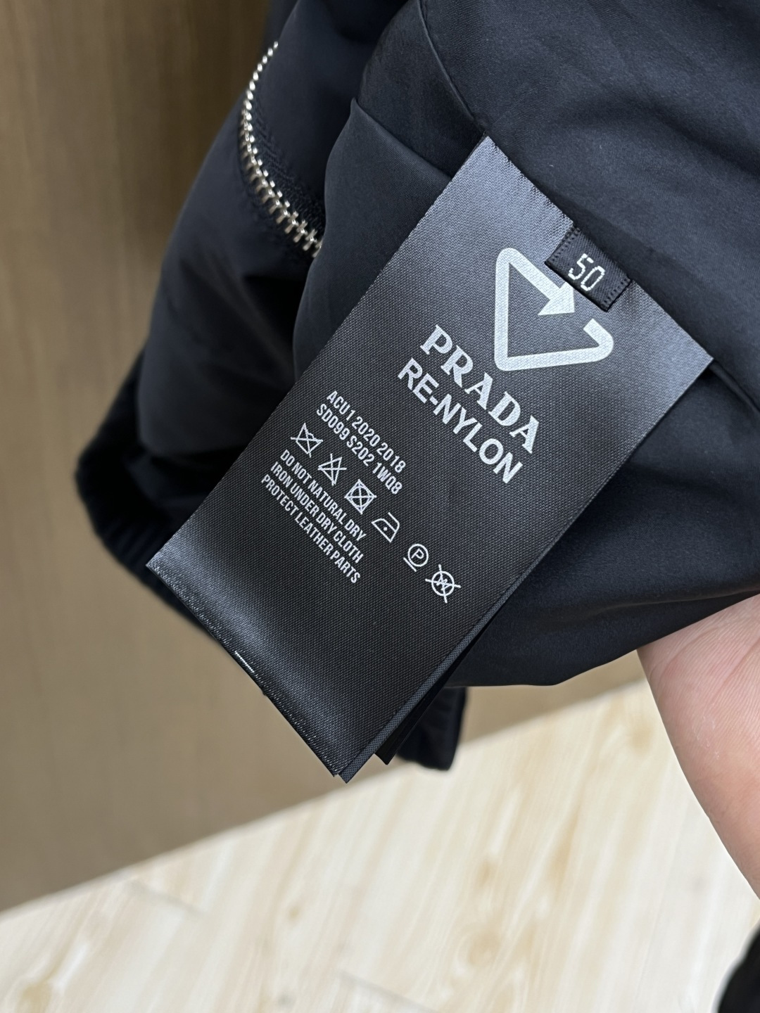 早春款 PD 🔥🔥早春休闲系列，最新时尚立领夹克外套.经典三角标志，处处细节显工艺足够的高级 结构性剪裁