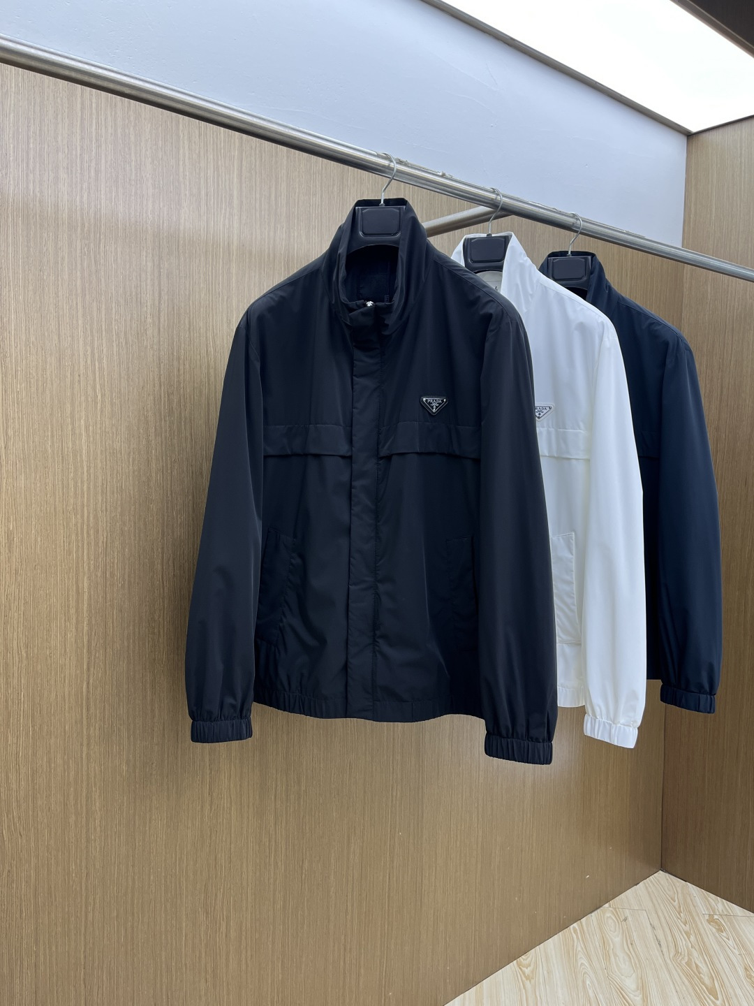 NO:735240,Early spring PD 1956 early spring casual series, the latest fashionable stand-up collar jacket. Classic triangle logo, every detail shows craftsmanship, and enough advanced structural tailoring design changes to show men's diverse image changes. Slim and neat, tailored to meet the current popular multi-layered wear, custom studded buttons, unique. Versatile style for life. Complete with three standards. Boutique shipment. Size M-3XL D11,, jackets & coats, jackets & coats,19860909早春款 PD 1956早春休闲系列,最新时尚立领夹克外套.经典三角标志,处处细节显工艺足够的高级结构性剪裁的设计改变来展现男士多样的形象变化,修身利落、剪裁合体,满足时下正流行的多层次穿搭,定制钉扣,独一无二.生活百搭款式 三标齐全 精品出货 尺码M-3XL  D11,,jackets & coats,jackets & coats,,Men's clothing