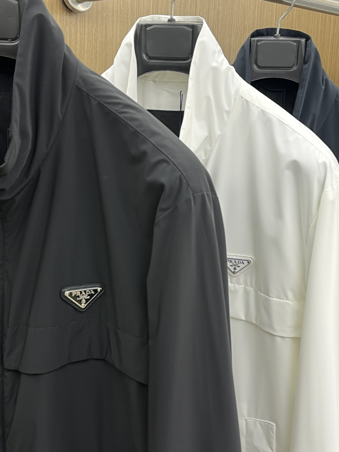 早春款 PD 🔥🔥早春休闲系列，最新时尚立领夹克外套.经典三角标志，处处细节显工艺足够的高级 结构性剪裁