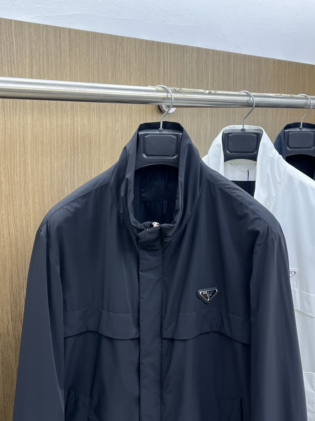 早春款 PD 🔥🔥早春休闲系列，最新时尚立领夹克外套.经典三角标志，处处细节显工艺足够的高级 结构性剪裁