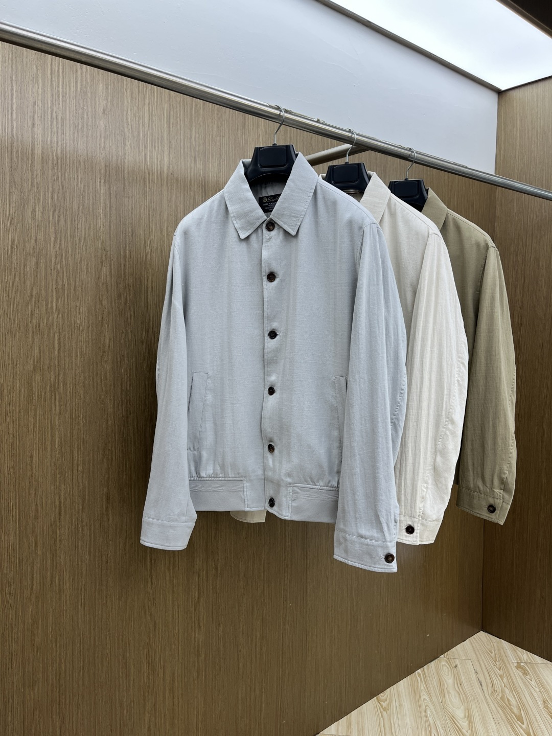 NO:735245,Early spring LP 1956 early spring light luxury old money style series, the latest fashionable lapel jackets. Textured custom-woven fabrics, every detail shows craftsmanship. Sufficient advanced structural tailoring design changes to show men's diverse image changes, slim and neat, tailoring to meet the current popular multi-layered wear, custom studded buttons, unique. Versatile style for life. Complete with three standards. Boutique shipments. Sizes M-3XL D11, loro piana, jackets &  coats,jackets & coats,19860909早春款 LP 1956早春轻奢老钱风系列,最新时尚翻领夹克外套.纹理定织面料,处处细节显工艺足够的高级结构性剪裁的设计改变来展现男士多样的形象变化,修身利落、剪裁合体,满足时下正流行的多层次穿搭,定制钉扣,独一无二.生活百搭款式 三标齐全 精品出货 尺码M-3XL D11,,loro piana,jackets & coats,jackets & coats,,Men's clothing