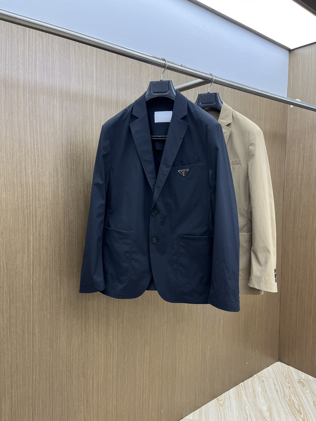 NO:735254,Early Spring PD 1956 Early Spring Light Luxury Series, the latest fashionable men's suit jackets. Custom-woven and custom-dyed fabrics. Every detail shows craftsmanship. Sufficient advanced structural tailoring design changes to show men's diverse image changes. Slim and neat, tailored to meet the current popular multi-layered wear. Customized horn buttons, unique. Versatile style for life. Complete with three standards. Boutique shipments. Size M-3XL D11, jackets & coats, business suit,19860909早春款 PD 1956早春轻奢系列,最新时尚男款西装外套.定织定染面料.处处细节显工艺足够的高级结构性剪裁的设计改变来展现男士多样的形象变化,修身利落、剪裁合体,满足时下正流行的多层次穿搭,定制牛角纽扣,独一无二.生活百搭款式 三标齐全 精品出货 尺码M-3XL D11,,jackets & coats,business suit,,Men's clothing