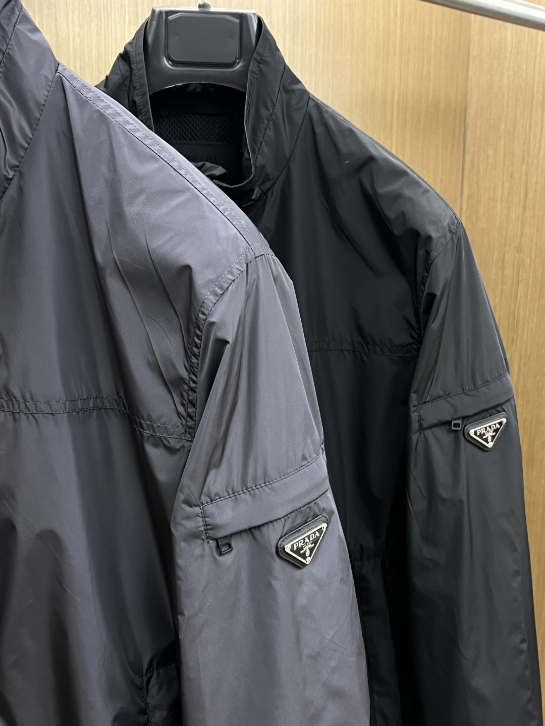 早春款 PD 🔥🔥早春系列，最新时尚立领夹克外套.经典三角标，网格内衬。处处细节显工艺足够的高级 结构性