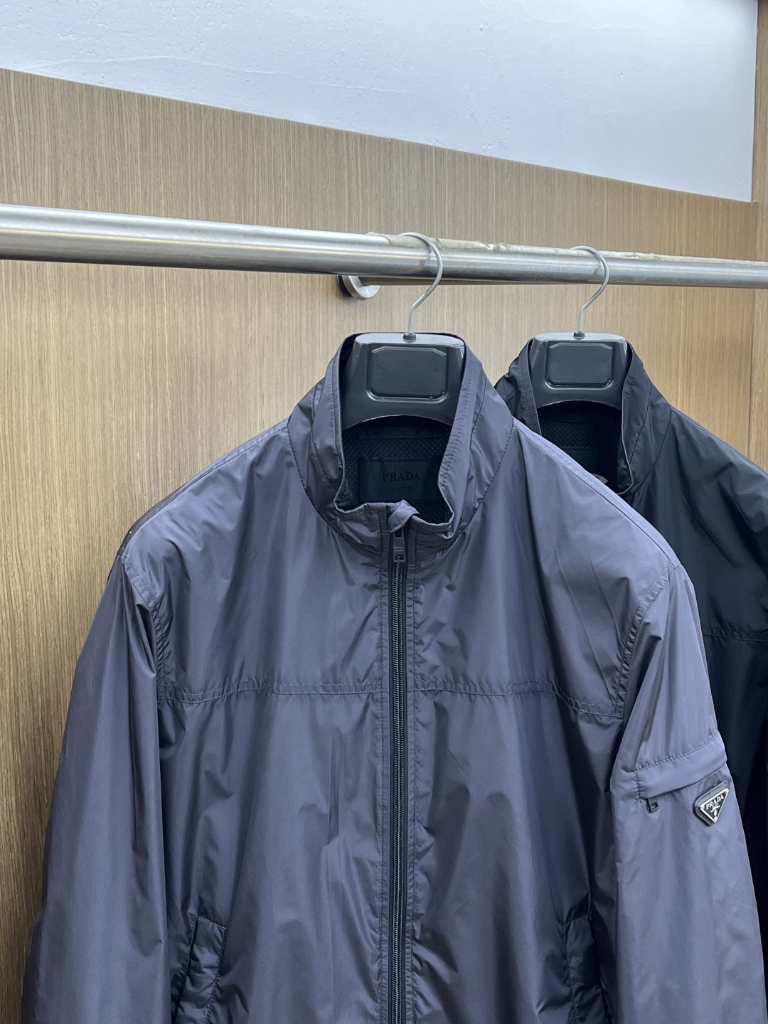 早春款 PD 🔥🔥早春系列，最新时尚立领夹克外套.经典三角标，网格内衬。处处细节显工艺足够的高级 结构性