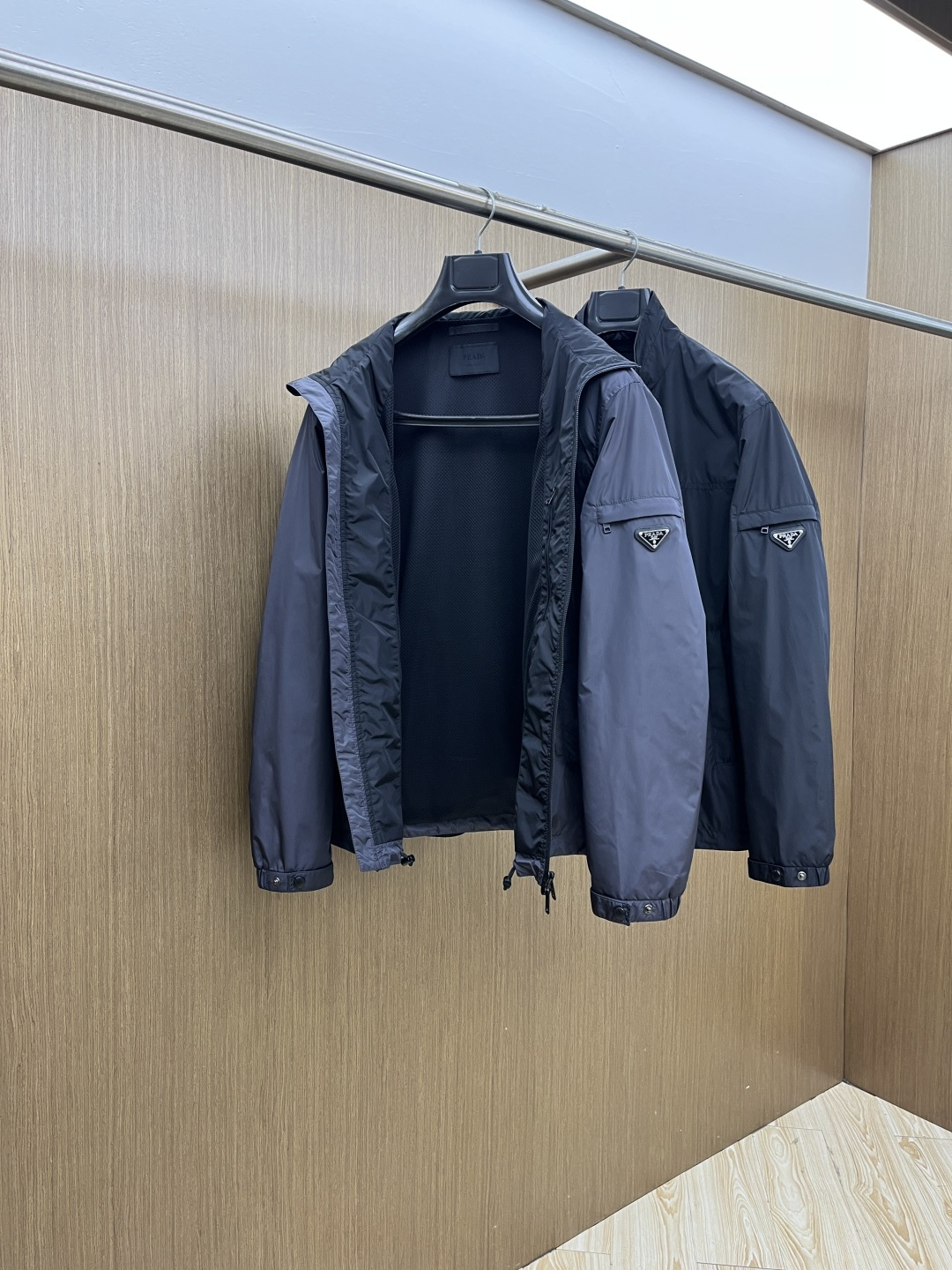 早春款 PD 🔥🔥早春系列，最新时尚立领夹克外套.经典三角标，网格内衬。处处细节显工艺足够的高级 结构性