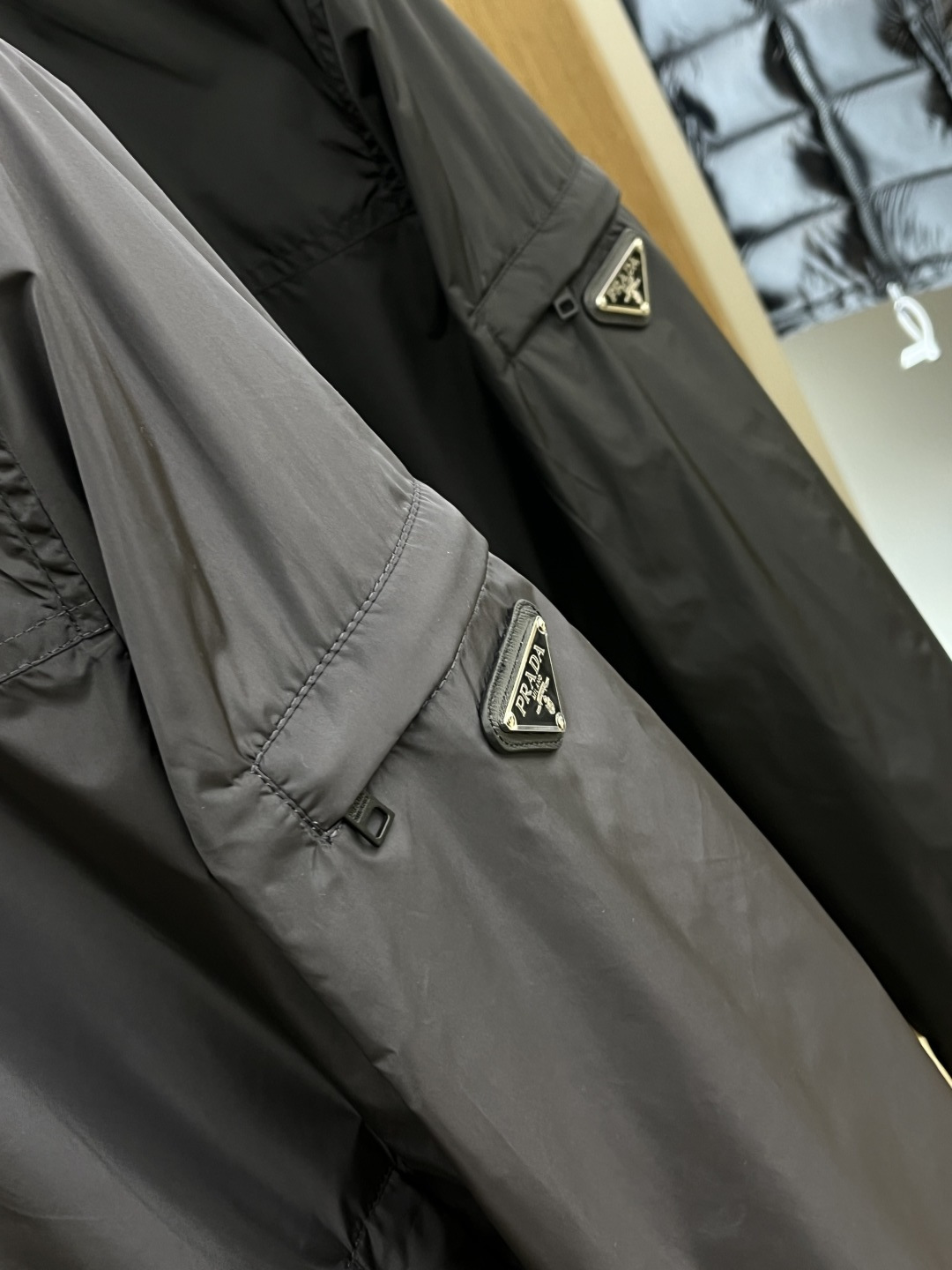 早春款 PD 🔥🔥早春系列，最新时尚立领夹克外套.经典三角标，网格内衬。处处细节显工艺足够的高级 结构性