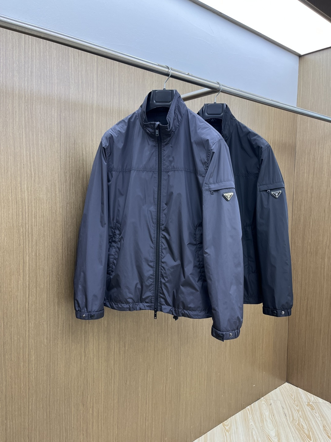 早春款 PD 🔥🔥早春系列，最新时尚立领夹克外套.经典三角标，网格内衬。处处细节显工艺足够的高级 结构性