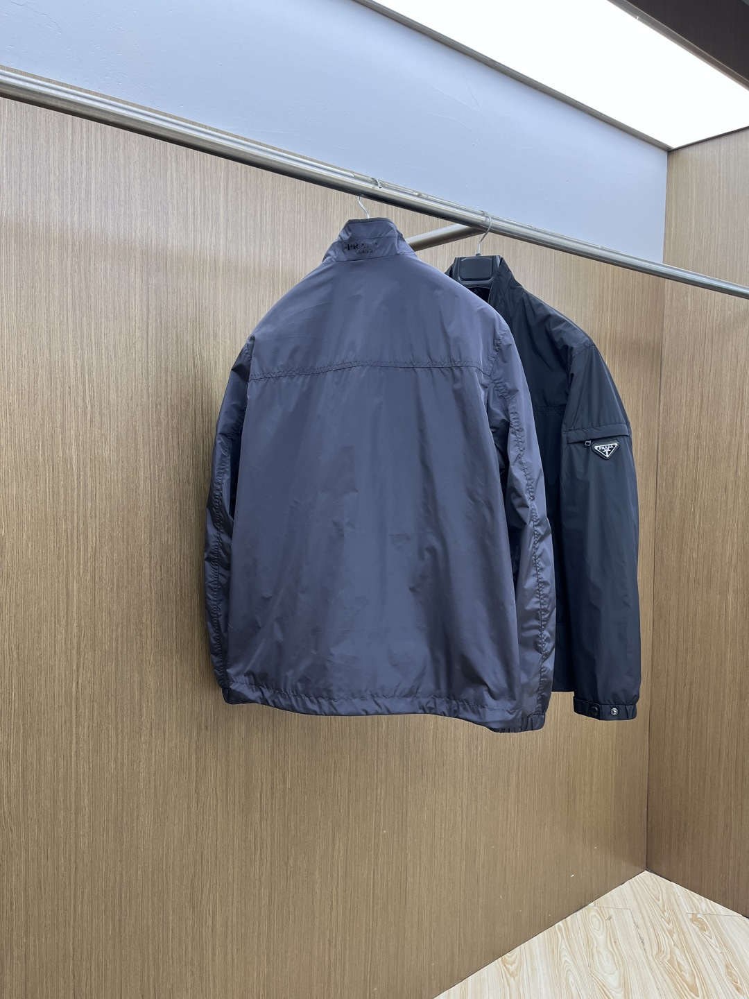 早春款 PD 🔥🔥早春系列，最新时尚立领夹克外套.经典三角标，网格内衬。处处细节显工艺足够的高级 结构性