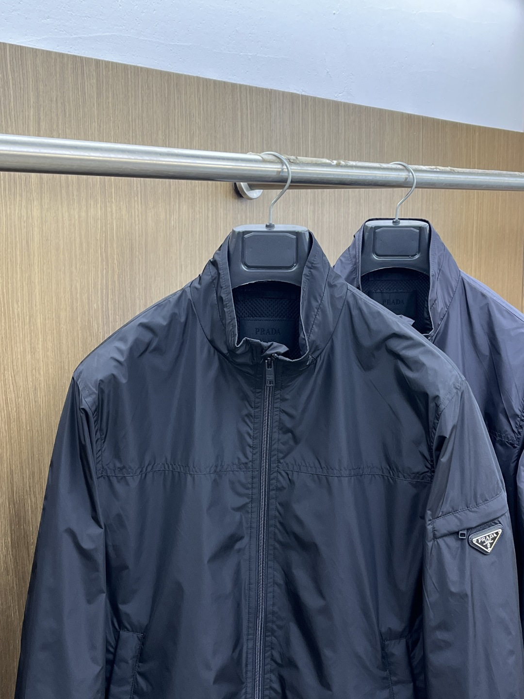 早春款 PD 🔥🔥早春系列，最新时尚立领夹克外套.经典三角标，网格内衬。处处细节显工艺足够的高级 结构性