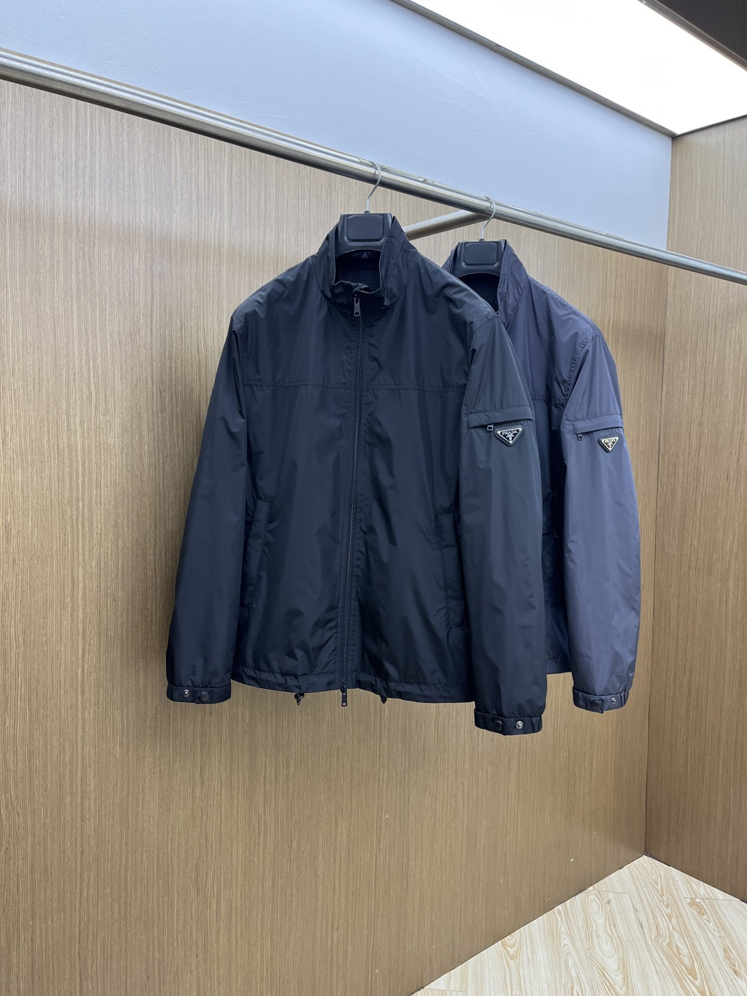 NO:735215,Early spring PD 1956 early spring series, the latest fashionable stand-up collar jacket. Classic triangle logo, mesh lining. Every detail shows craftsmanship. Sufficient advanced structural tailoring design changes to show men's diverse image changes. Slim and neat, tailored to meet the current popular multi-layered wear. Customized buckles, unique. Versatile style for life. Complete with three standards. Boutique shipment. Size M-3XL D11,,jackets & coats,jackets & coats,19860909早春款 PD 1956早春系列,最新时尚立领夹克外套.经典三角标,网格内衬.处处细节显工艺足够的高级结构性剪裁的设计改变来展现男士多样的形象变化,修身利落、剪裁合体,满足时下正流行的多层次穿搭,定制钉扣,独一无二.生活百搭款式 三标齐全 精品出货 尺码M-3XL D11,,jackets & coats,jackets & coats,,Men's clothing